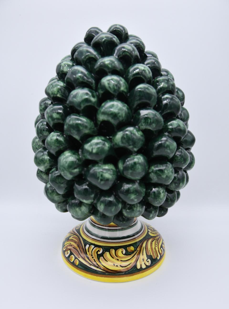 Pigna siciliana in ceramica verde bottiglia h.20 cm Produzione artigianale di Caltagirone con base decorata