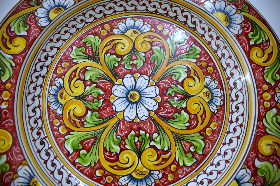Piatto floreale in ceramica siciliana da parete Produzione artigianale di Caltagirone Diametro 55cm