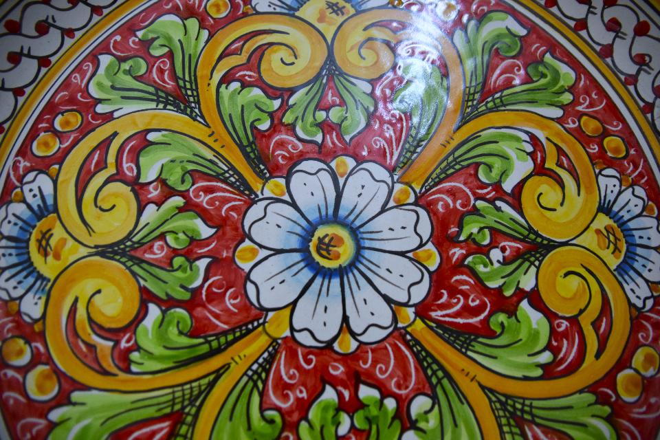 Piatto floreale in ceramica siciliana da parete Produzione artigianale di Caltagirone Diametro 55cm