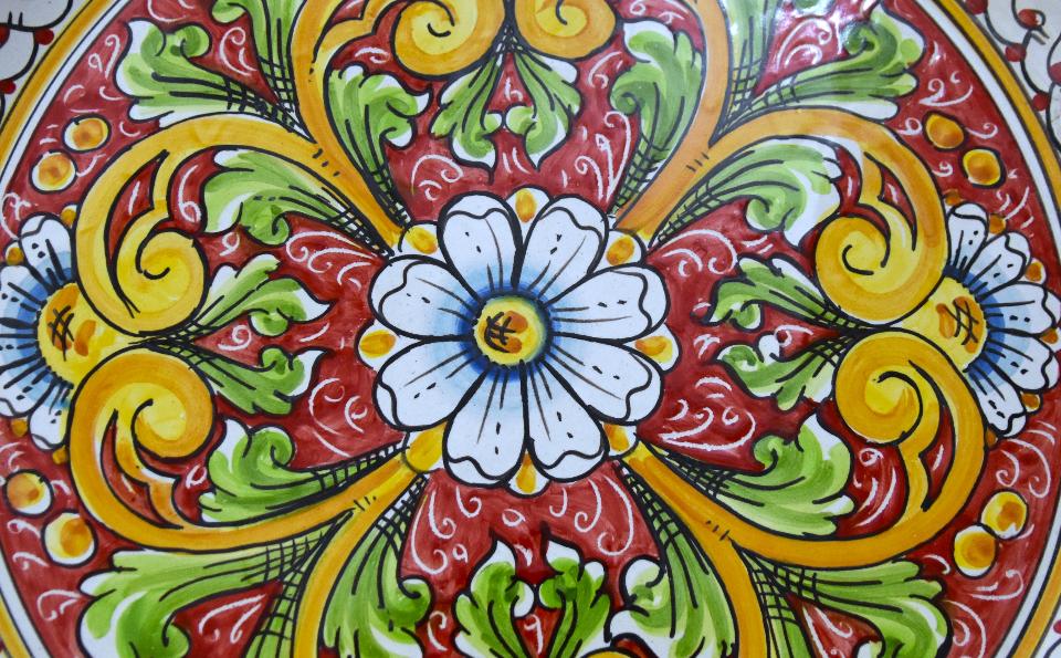 Piatto floreale in ceramica siciliana da parete Produzione artigianale di Caltagirone Diametro 55cm