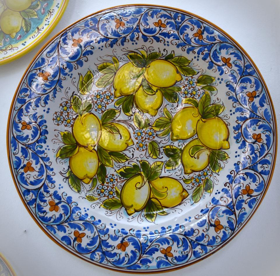 Piatto ornamentale con limoni in ceramica siciliana da parete Produzione artigianale di Caltagirone Diametro 55cm