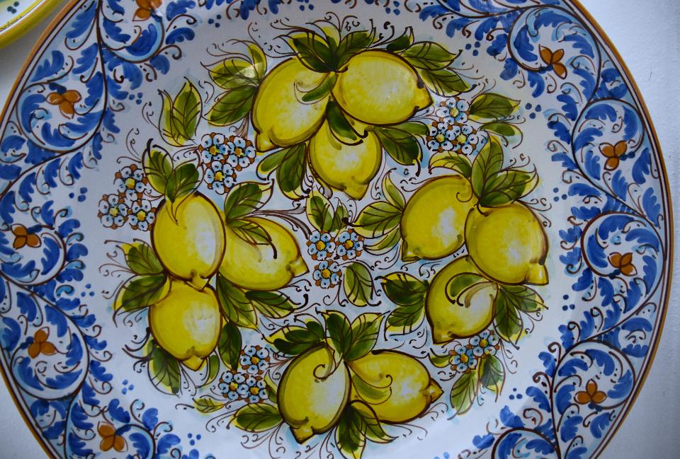 Piatto ornamentale con limoni in ceramica siciliana da parete Produzione artigianale di Caltagirone Diametro 55cm