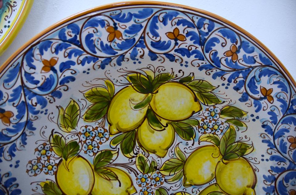 Piatto ornamentale con limoni in ceramica siciliana da parete Produzione artigianale di Caltagirone Diametro 55cm