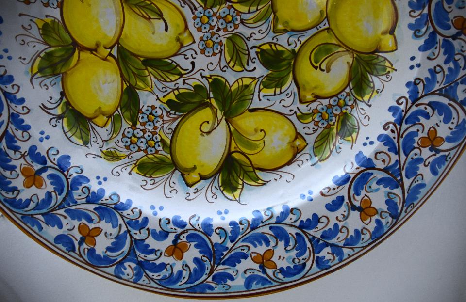 Piatto ornamentale con limoni in ceramica siciliana da parete Produzione artigianale di Caltagirone Diametro 55cm