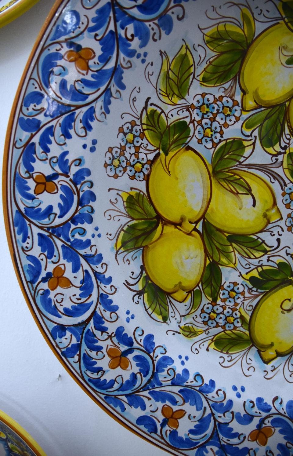 Piatto ornamentale con limoni in ceramica siciliana da parete Produzione artigianale di Caltagirone Diametro 55cm