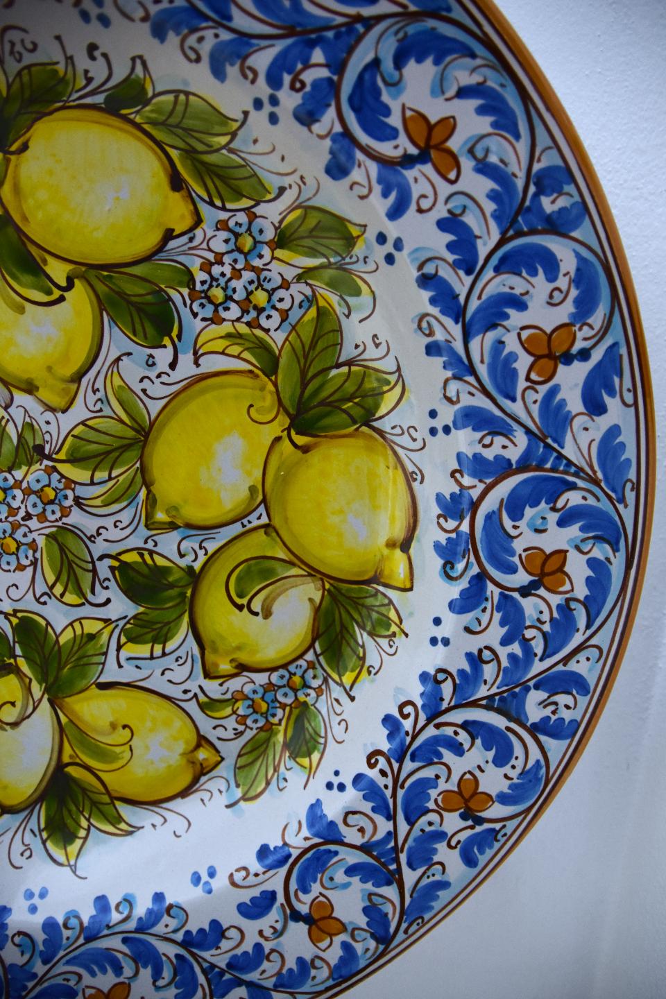 Piatto ornamentale con limoni in ceramica siciliana da parete Produzione artigianale di Caltagirone Diametro 55cm