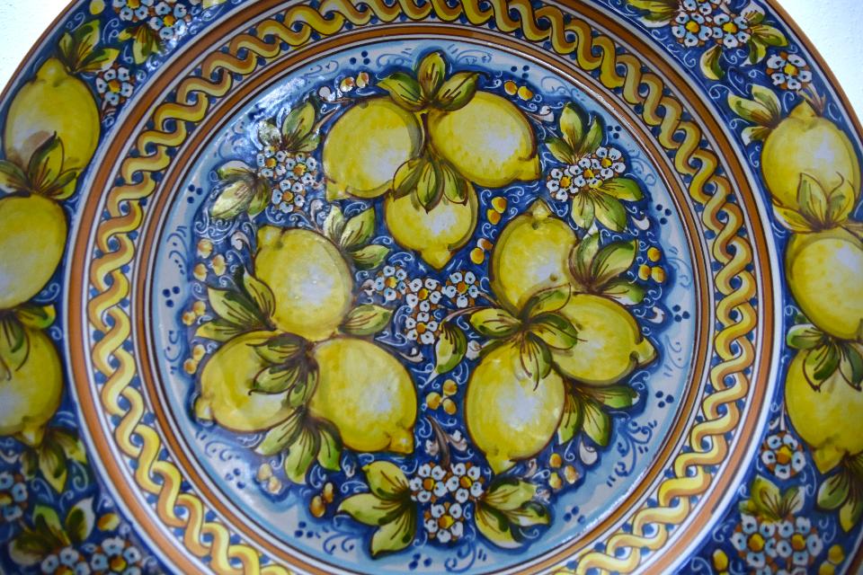 Piatto ornamentale con limoni in ceramica siciliana da parete Produzione artigianale di Caltagirone Diametro 55cm