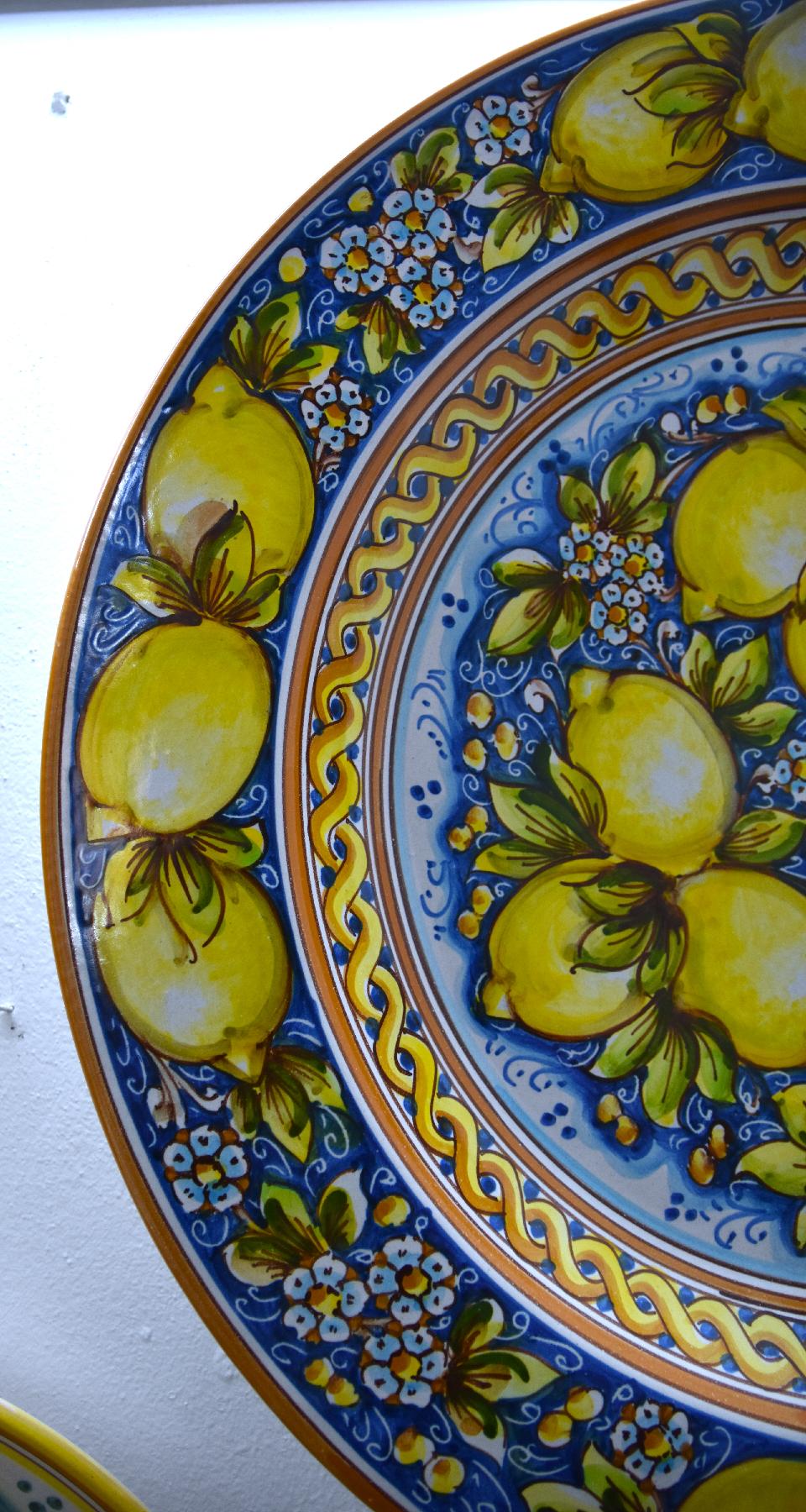 Piatto ornamentale con limoni in ceramica siciliana da parete Produzione artigianale di Caltagirone Diametro 55cm