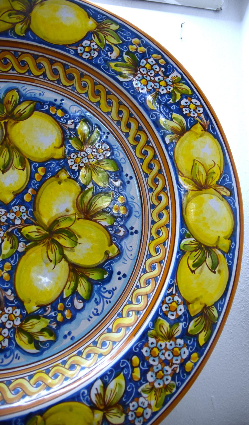 Piatto ornamentale con limoni in ceramica siciliana da parete Produzione artigianale di Caltagirone Diametro 55cm