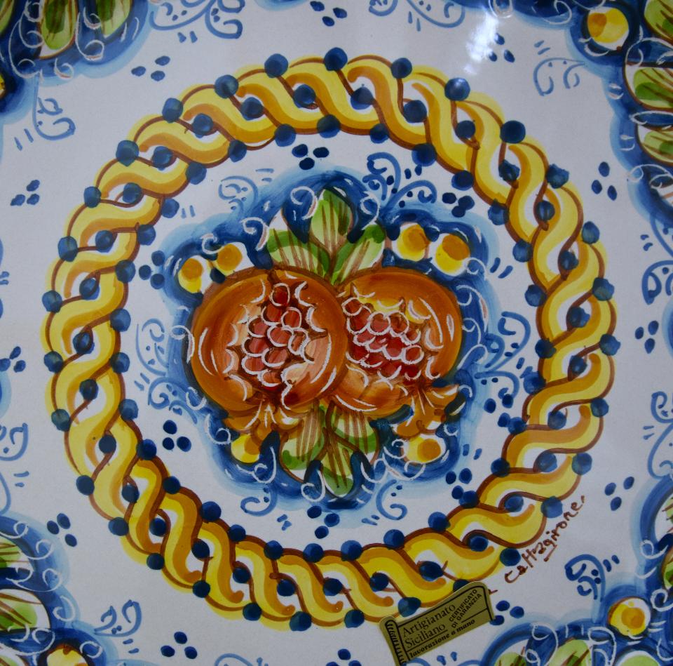 Piatto con melograni in ceramica da parete Produzione artigianale di Caltagirone Diametro 37cm