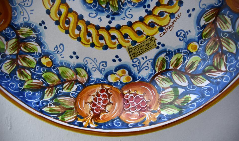 Piatto con melograni in ceramica da parete Produzione artigianale di Caltagirone Diametro 37cm