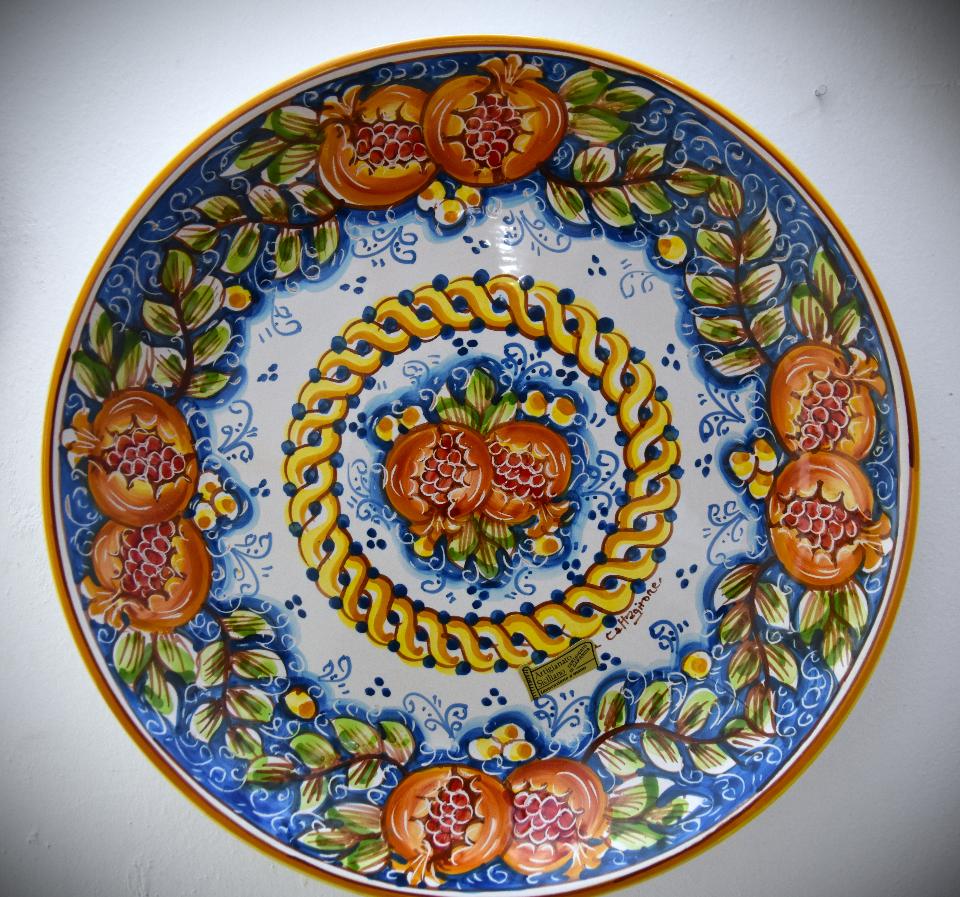 Piatto con melograni in ceramica da parete Produzione artigianale di Caltagirone Diametro 37cm