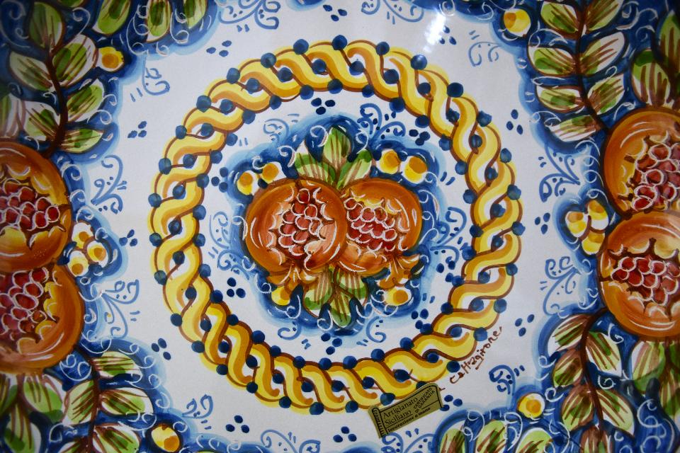 Piatto con melograni in ceramica da parete Produzione artigianale di Caltagirone Diametro 37cm