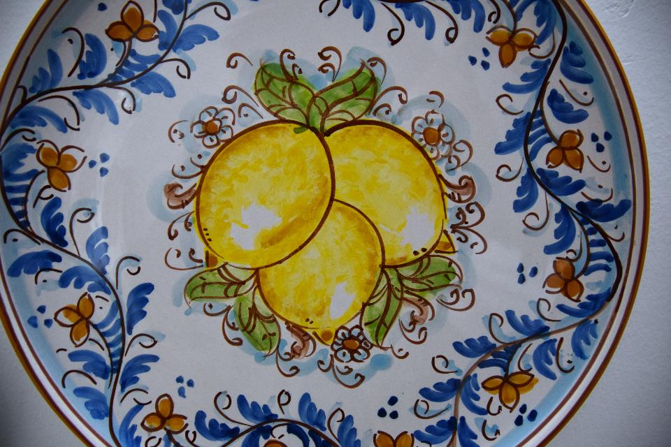 Piatto con limoni in ceramica da parete Produzione artigianale di Caltagirone Diametro 30cm