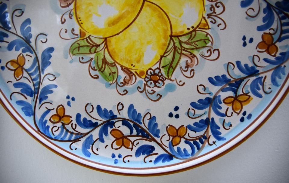 Piatto con limoni in ceramica da parete Produzione artigianale di Caltagirone Diametro 30cm