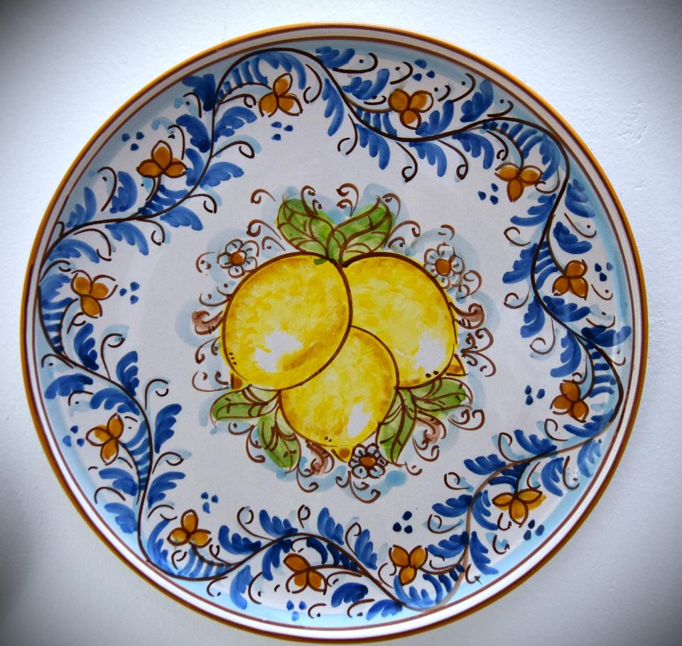 Piatto con limoni in ceramica da parete Produzione artigianale di Caltagirone Diametro 30cm