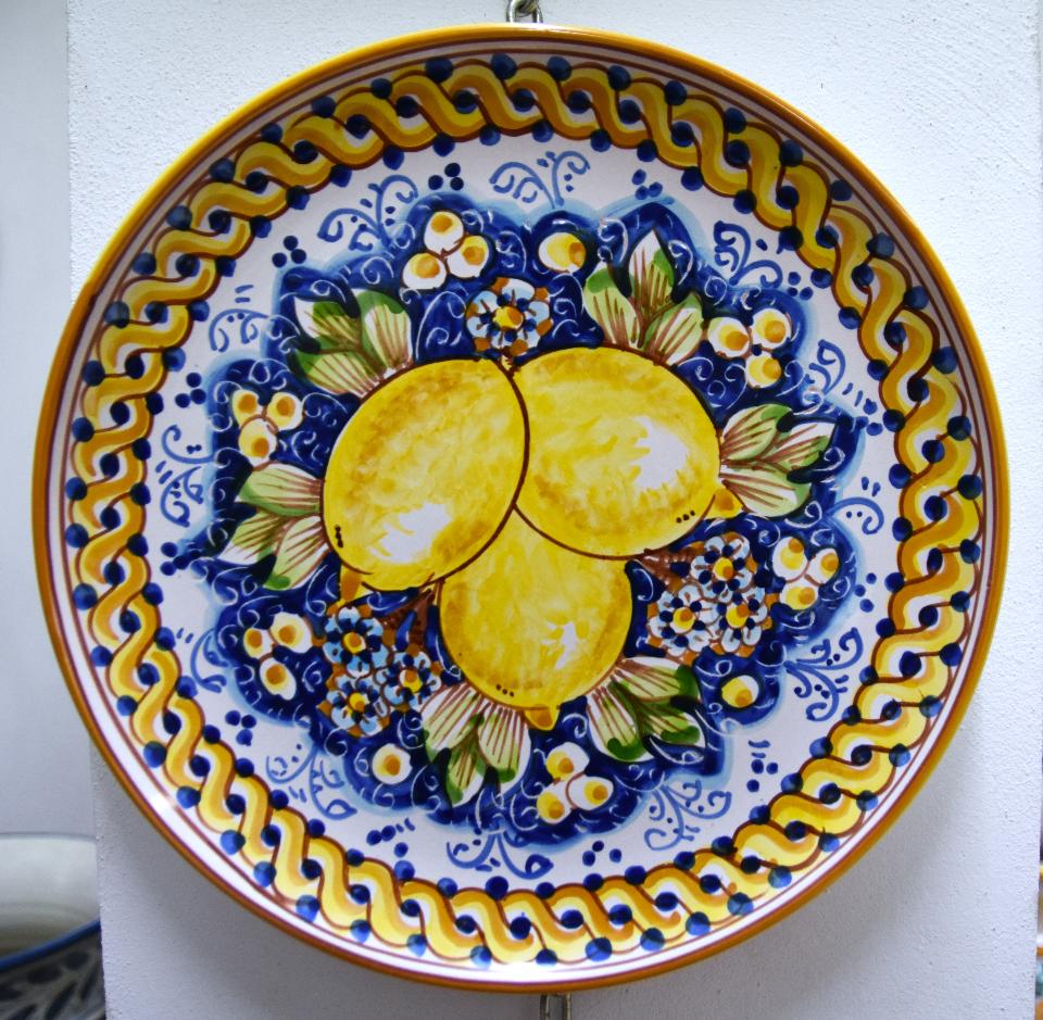 Piatto con limoni in ceramica da parete Produzione artigianale di Caltagirone Diametro 30cm