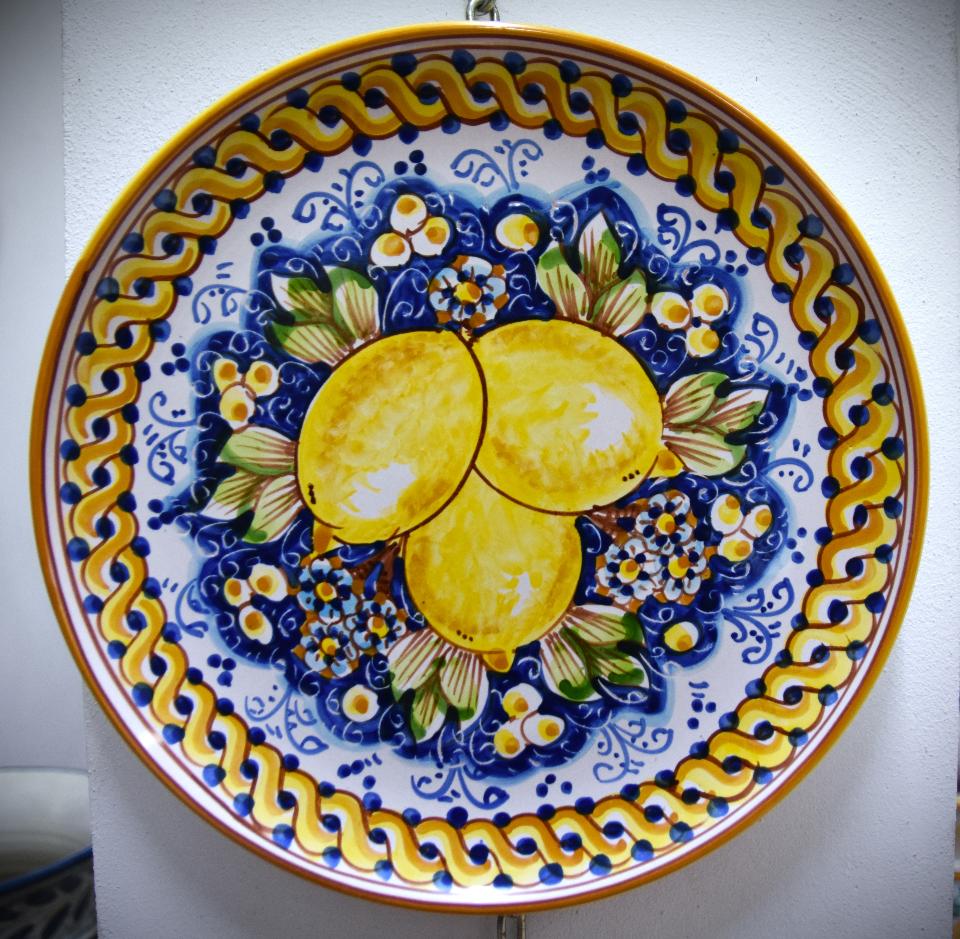 Piatto con limoni in ceramica da parete Produzione artigianale di Caltagirone Diametro 30cm