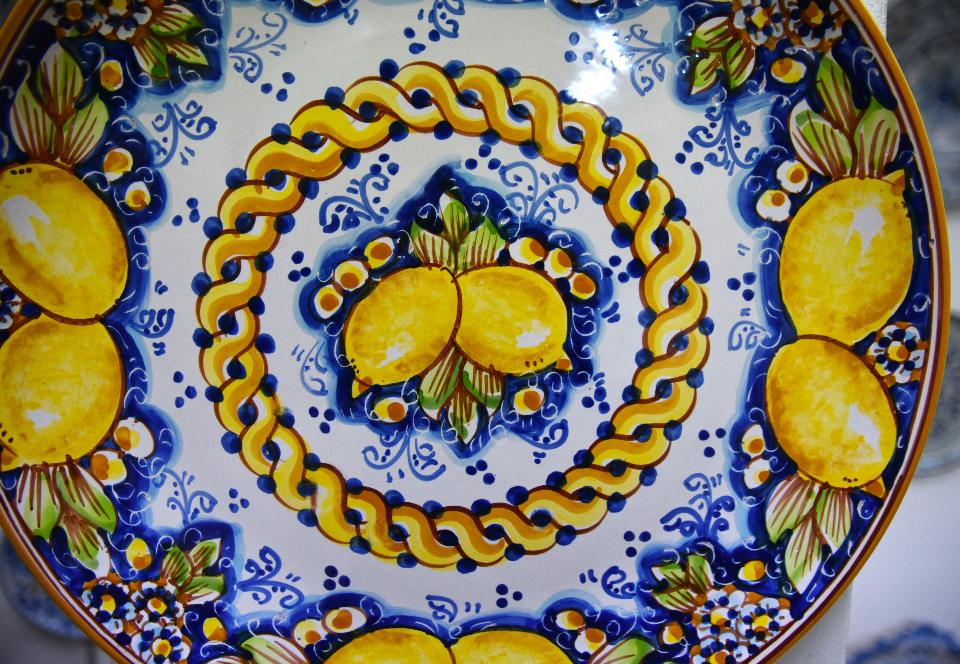 Piatto con limoni in ceramica da parete Produzione artigianale di Caltagirone Diametro 37cm