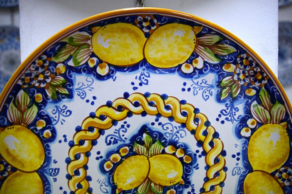 Piatto con limoni in ceramica da parete Produzione artigianale di Caltagirone Diametro 37cm