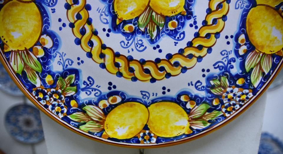 Piatto con limoni in ceramica da parete Produzione artigianale di Caltagirone Diametro 37cm