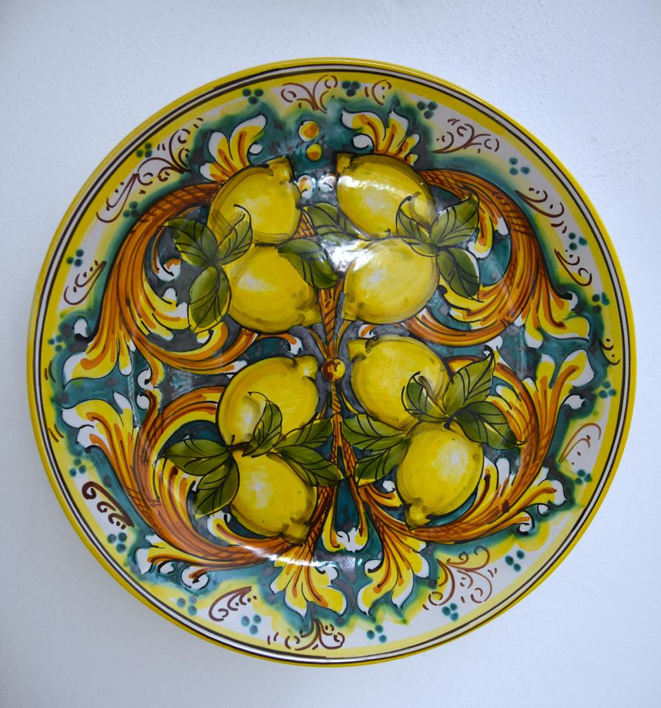 Piatto con limoni in ceramica da parete Produzione artigianale di Caltagirone Diametro 37cm