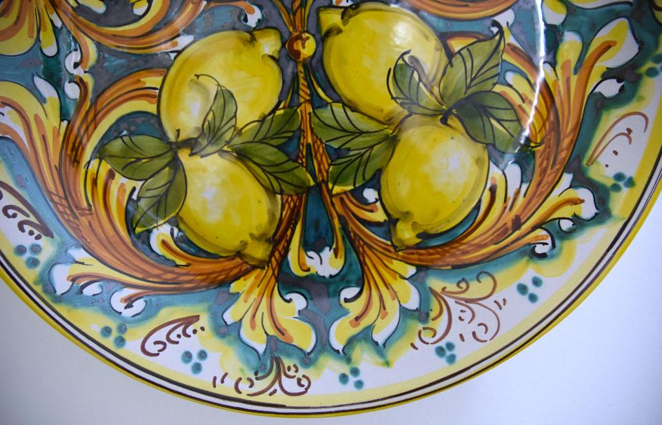 Piatto con limoni in ceramica da parete Produzione artigianale di Caltagirone Diametro 37cm