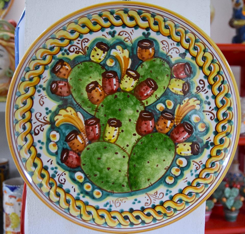 Piatto ornamentale da parete decoro fichi d'india con treccia fondo verde in ceramica siciliana Produzione artigianale di Caltagirone Diametro 30cm