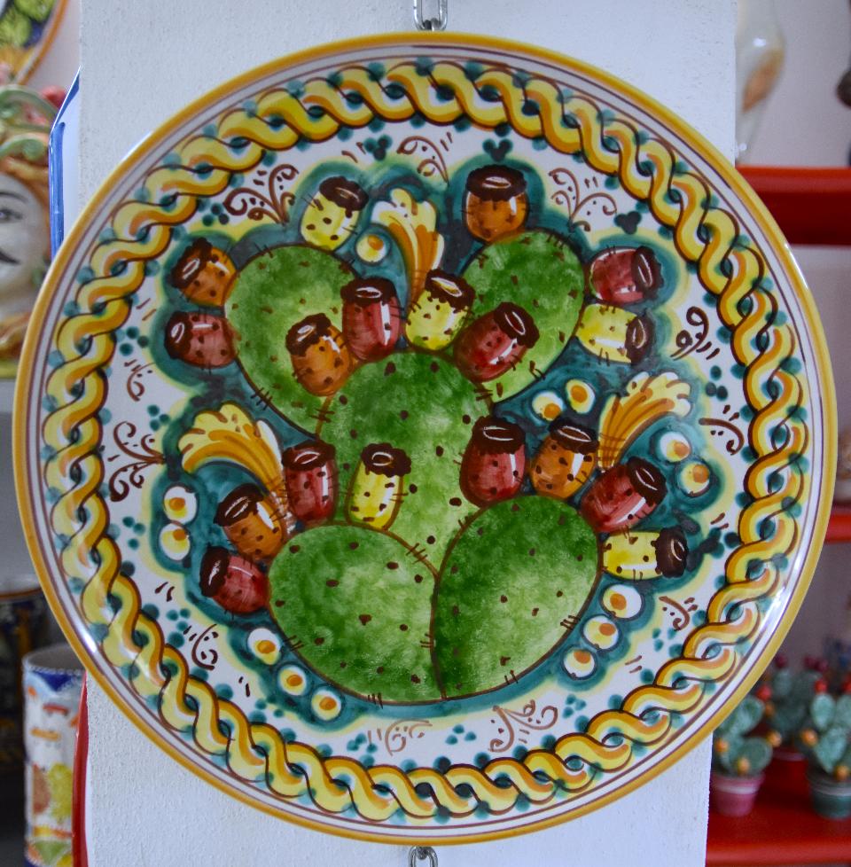 Piatto ornamentale da parete decoro fichi d'india con treccia fondo verde in ceramica siciliana Produzione artigianale di Caltagirone Diametro 30cm