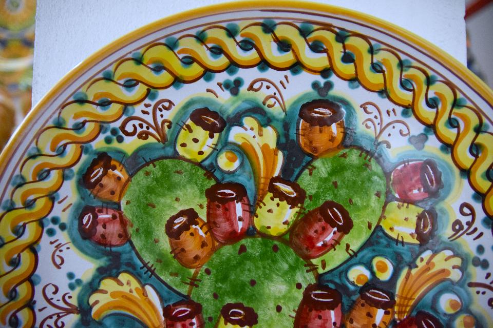 Piatto ornamentale da parete decoro fichi d'india con treccia fondo verde in ceramica siciliana Produzione artigianale di Caltagirone Diametro 30cm