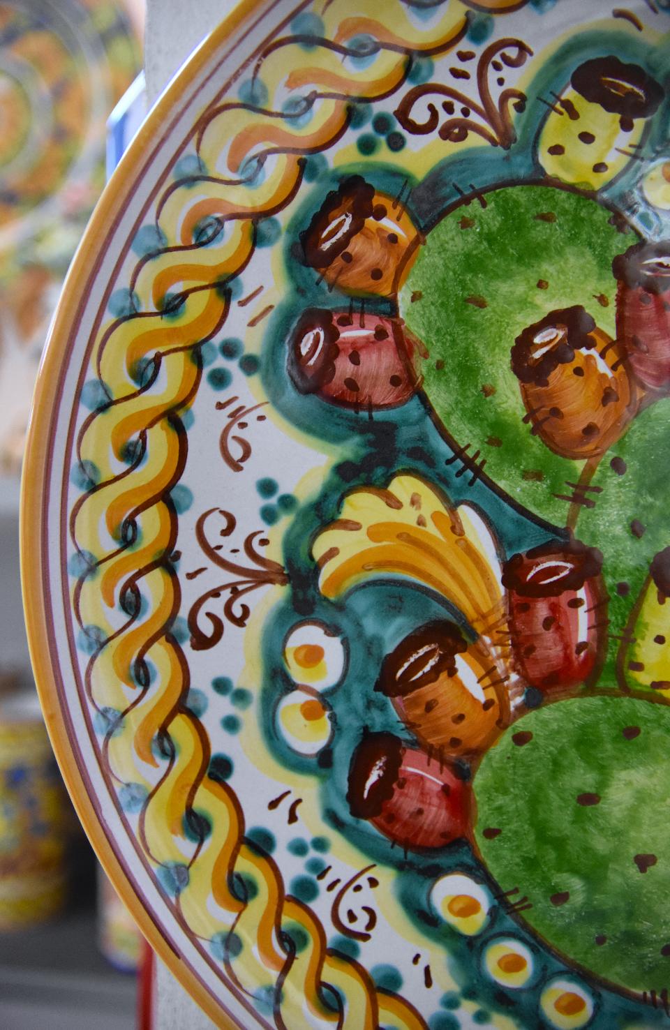 Piatto ornamentale da parete decoro fichi d'india con treccia fondo verde in ceramica siciliana Produzione artigianale di Caltagirone Diametro 30cm