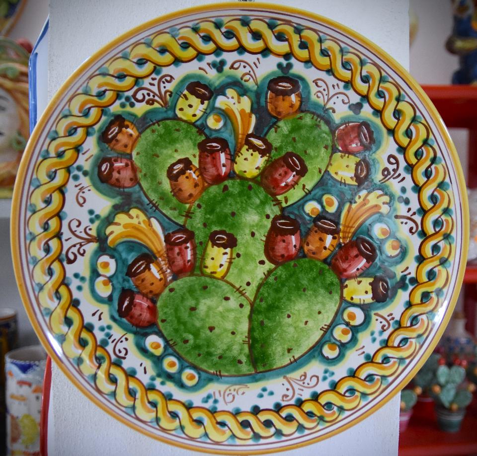 Piatto ornamentale da parete decoro fichi d'india con treccia fondo verde in ceramica siciliana Produzione artigianale di Caltagirone Diametro 30cm