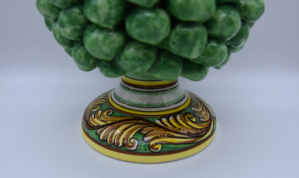 Pigna siciliana in ceramica colore verde mela con base decorata Produzione artigianale di Caltagirone h.20 cm