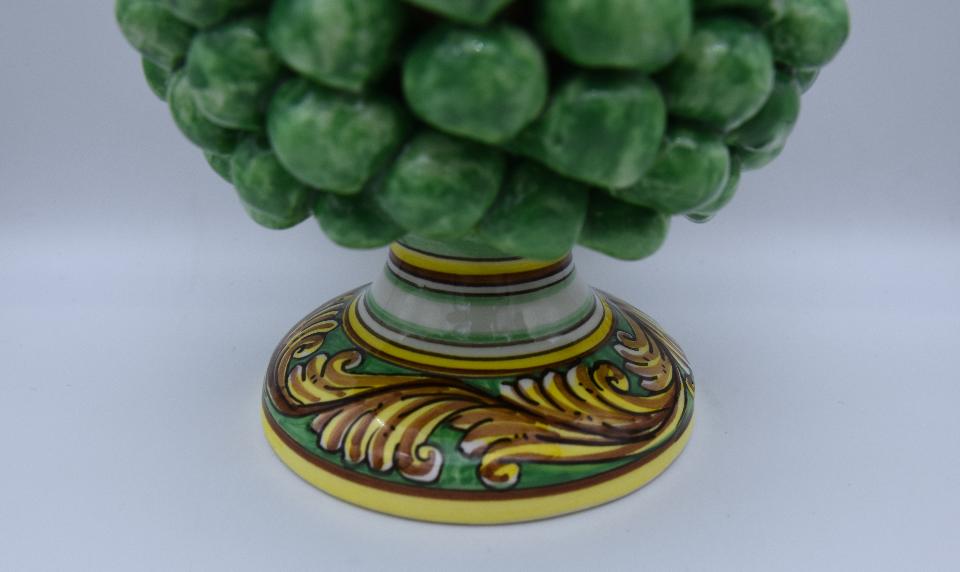 Pigna siciliana in ceramica verde mela h.20 cm Produzione artigianale di Caltagirone con base decorata