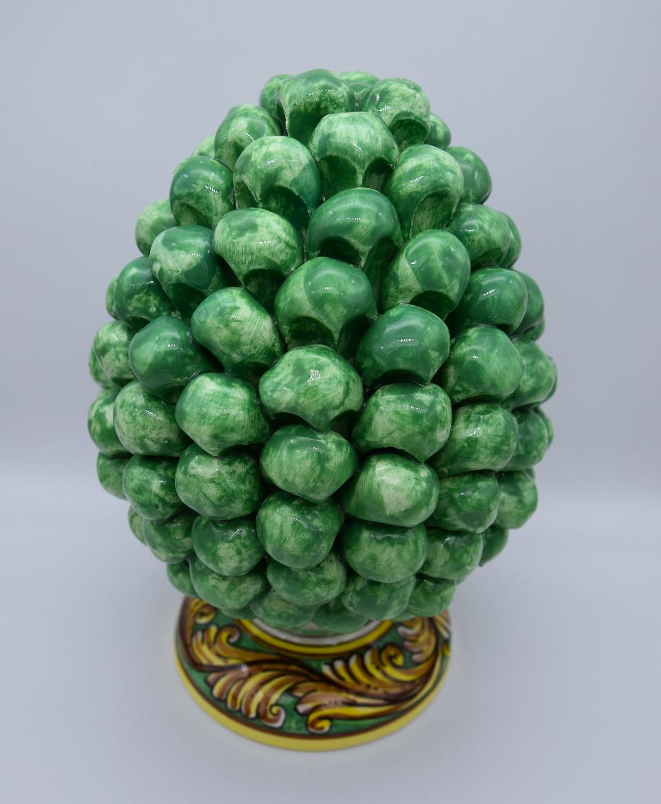 Pigna siciliana in ceramica colore verde mela con base decorata Produzione artigianale di Caltagirone h.20 cm