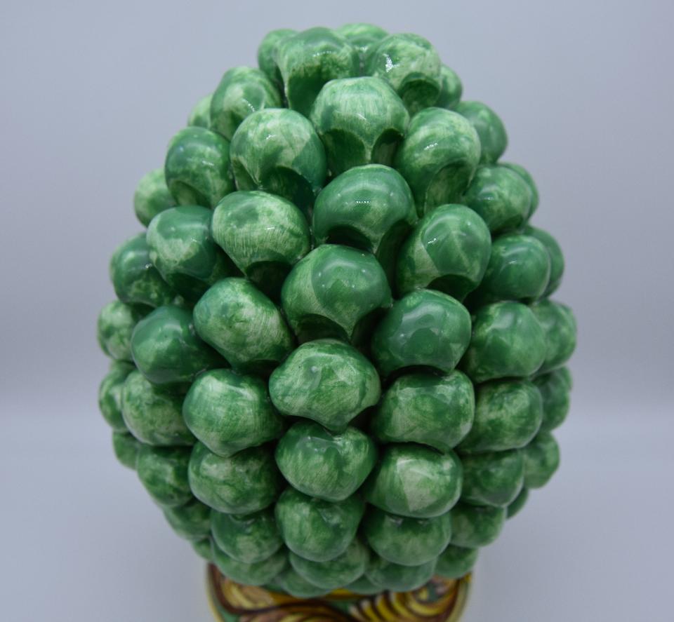 Pigna siciliana in ceramica colore verde mela con base decorata Produzione artigianale di Caltagirone h.20 cm