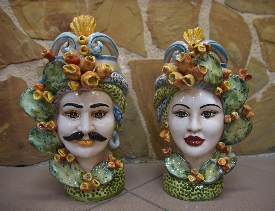 Coppia teste di moro con fichi d'india decoro verde a pois Produzione artigianale di Caltagirone h.30 cm