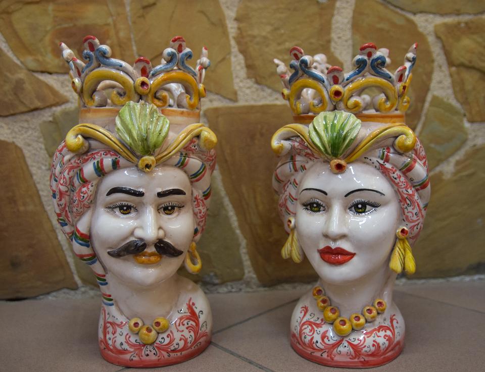 Coppia teste di moro con corona e turbante decoro rosso Produzione artigianale di Caltagirone h.30cm