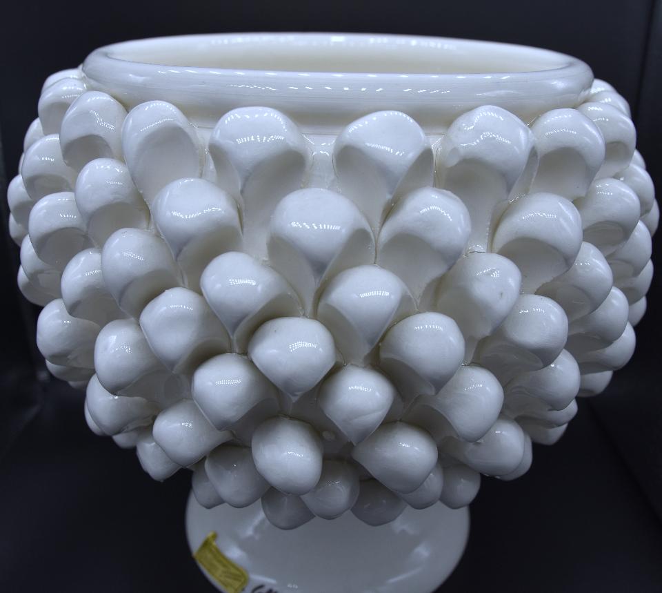 Mezza pigna cachepot con alzata monocolore bianco candido Produzione artigianale di Caltagirone  h.25 cm