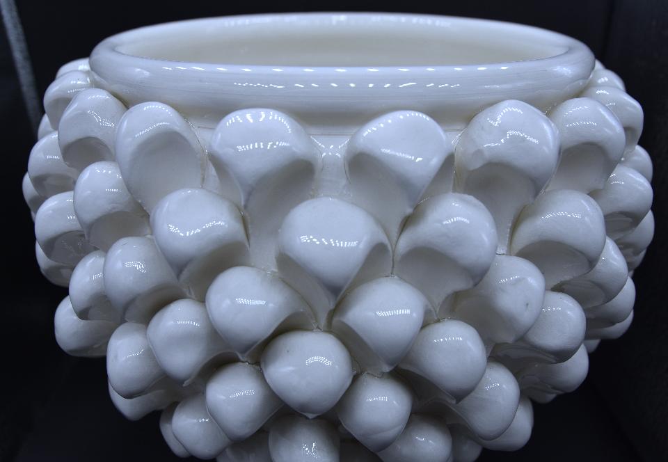 Mezza pigna cachepot con alzata monocolore bianco candido Produzione artigianale di Caltagirone  h.25 cm