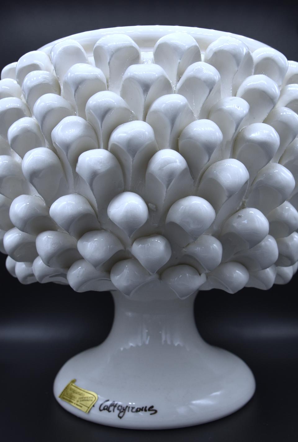 Mezza pigna cachepot con alzata monocolore bianco candido Produzione artigianale di Caltagirone  h.25 cm