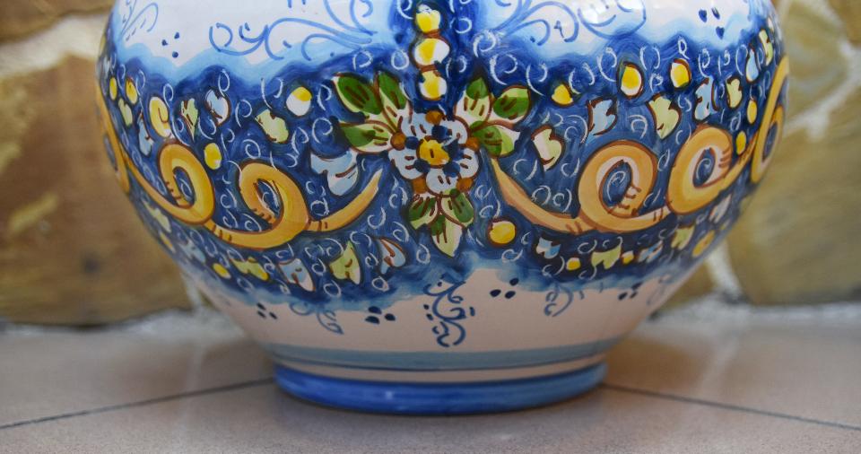 Portavaso cachepot decoro nastrino celeste in ceramica siciliana Produzione artigianale di Caltagirone Diametro 30cm