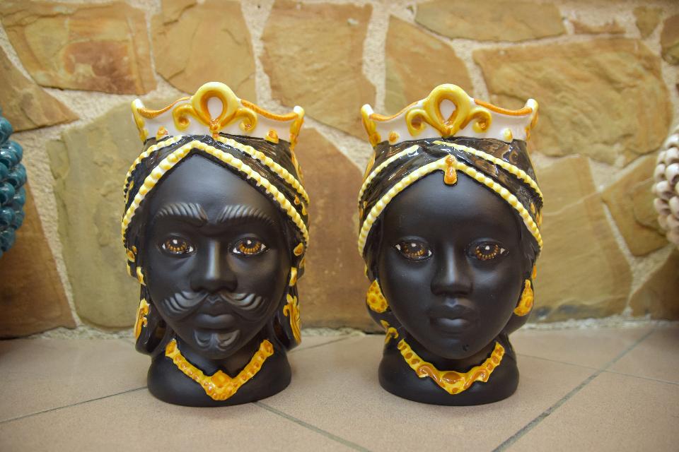 Coppia Teste di moro moderne gioiello decoro ornato giallo fondo nero viso nero satinato Produzione artigianale di Caltagirone h.25 cm