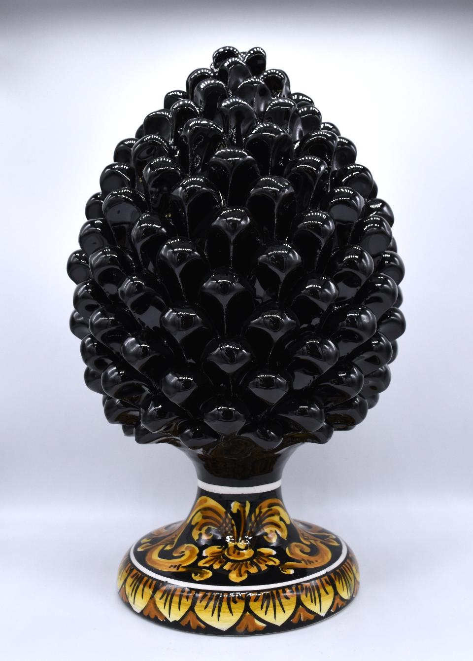Pigna siciliana moderna in ceramica nero lucido h.30 cm Produzione artigianale di Caltagirone con base decorata
