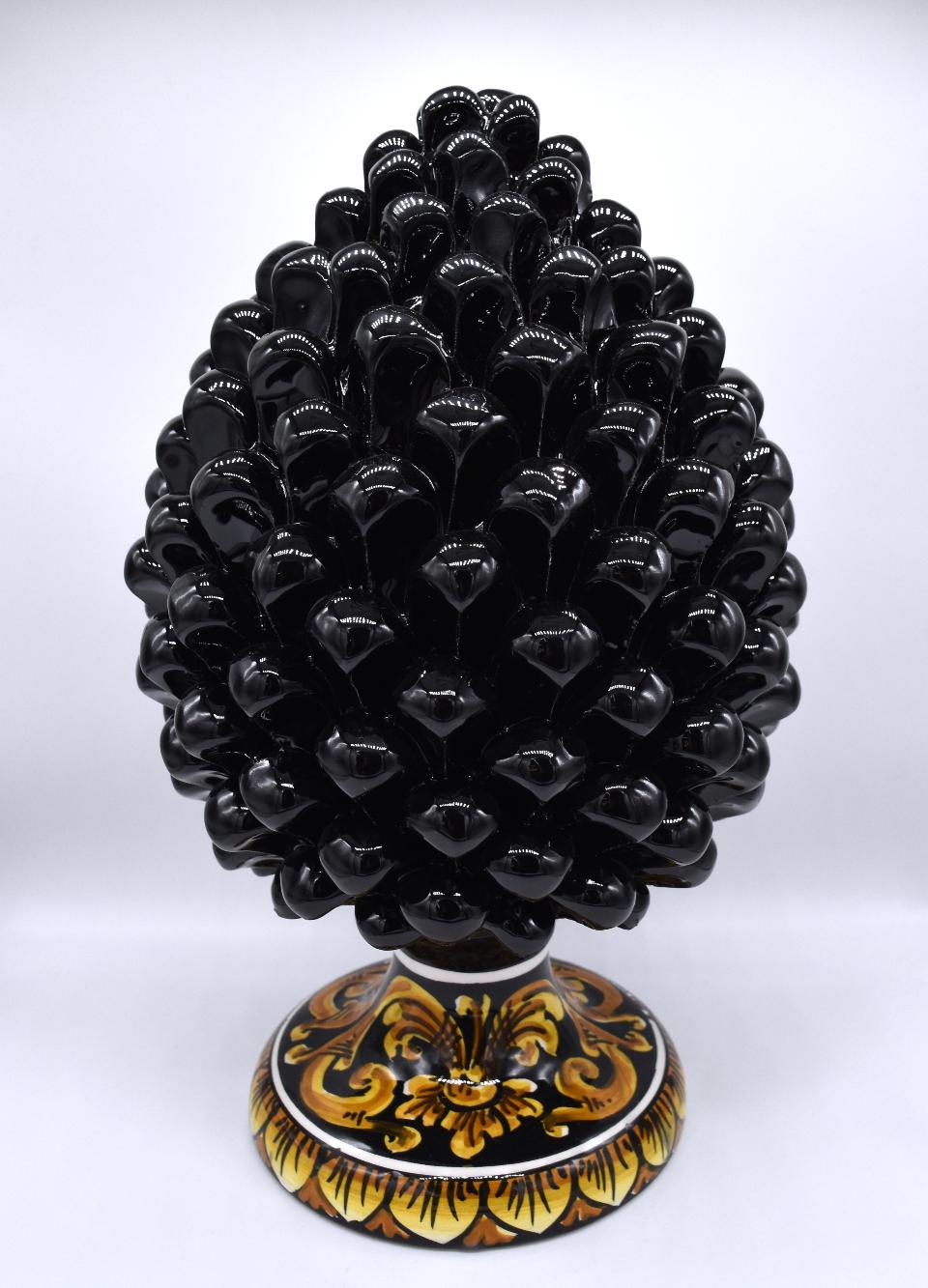 Pigna siciliana moderna in ceramica nero lucido h.30 cm Produzione artigianale di Caltagirone con base decorata