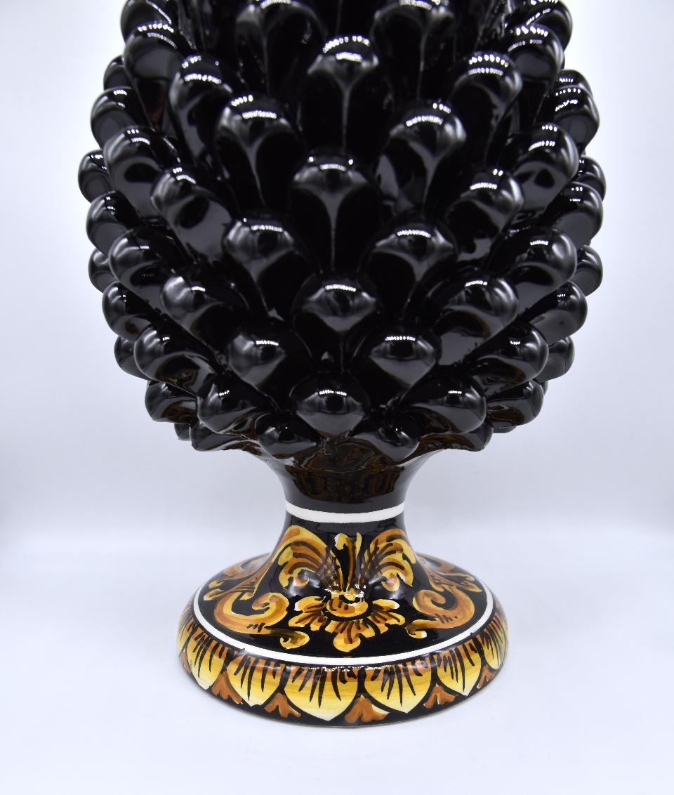 Pigna siciliana moderna in ceramica nero lucido h.30 cm Produzione artigianale di Caltagirone con base decorata