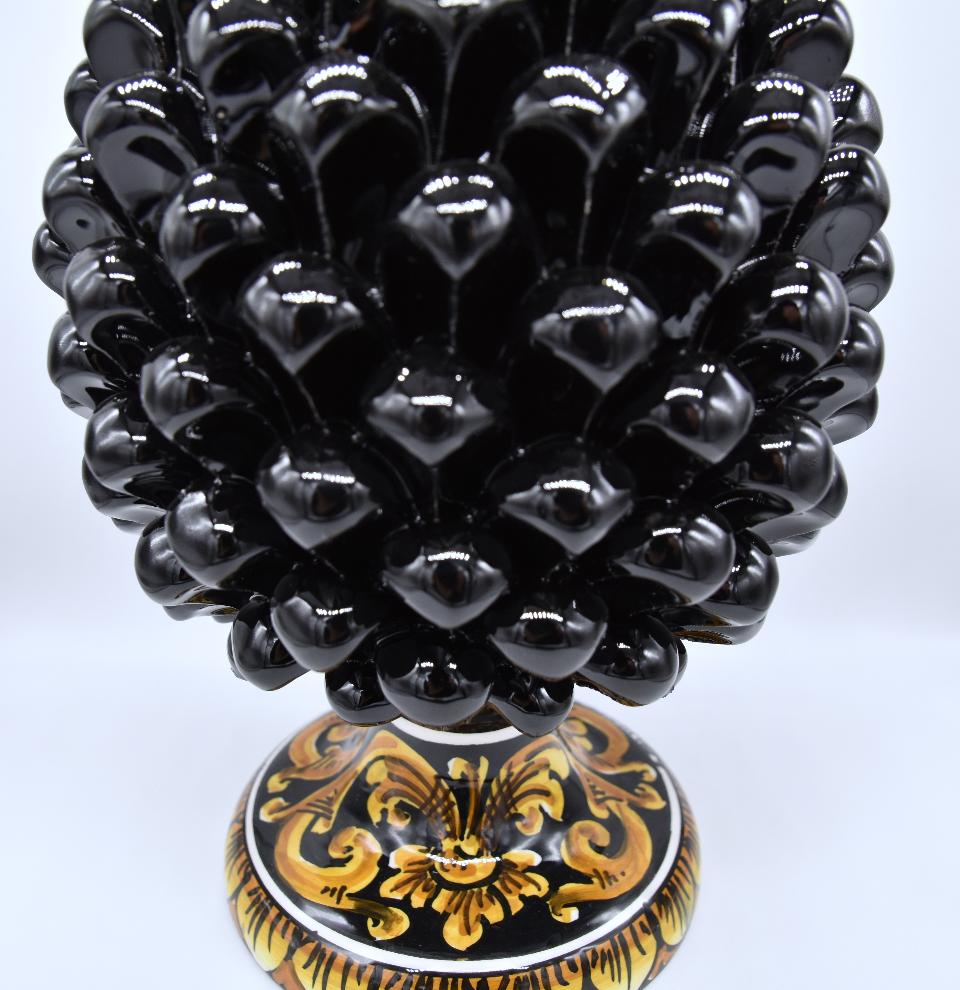 Pigna siciliana moderna in ceramica nero lucido h.30 cm Produzione artigianale di Caltagirone con base decorata