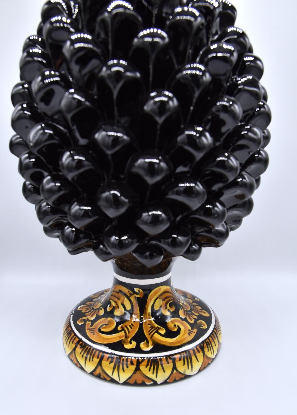 Pigna siciliana moderna in ceramica nero lucido h.30 cm Produzione artigianale di Caltagirone con base decorata