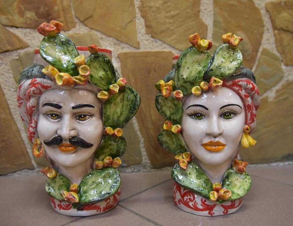 Coppia teste di moro con fichi d'india decoro rosso Produzione artigianale di Caltagirone h.30cm