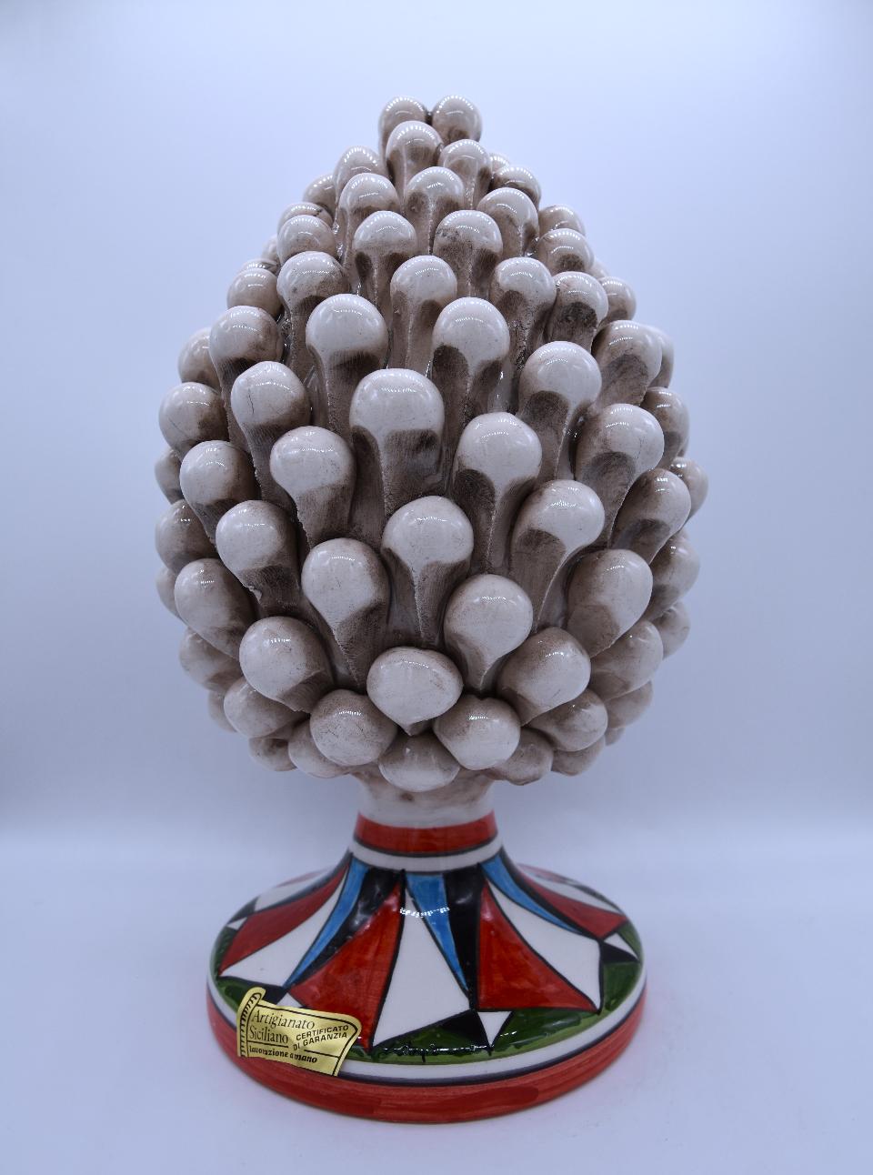 Pigna siciliana in ceramica bianco antico/fumé h.25 cm Produzione artigianale di Caltagirone con base decorata